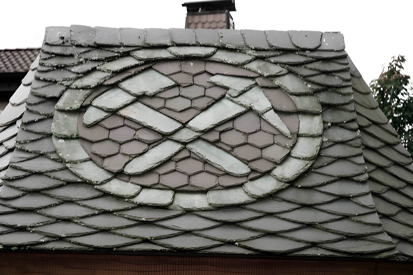 Schiefergedecktes Dach mit kunstvoll eingelegtem Ornament